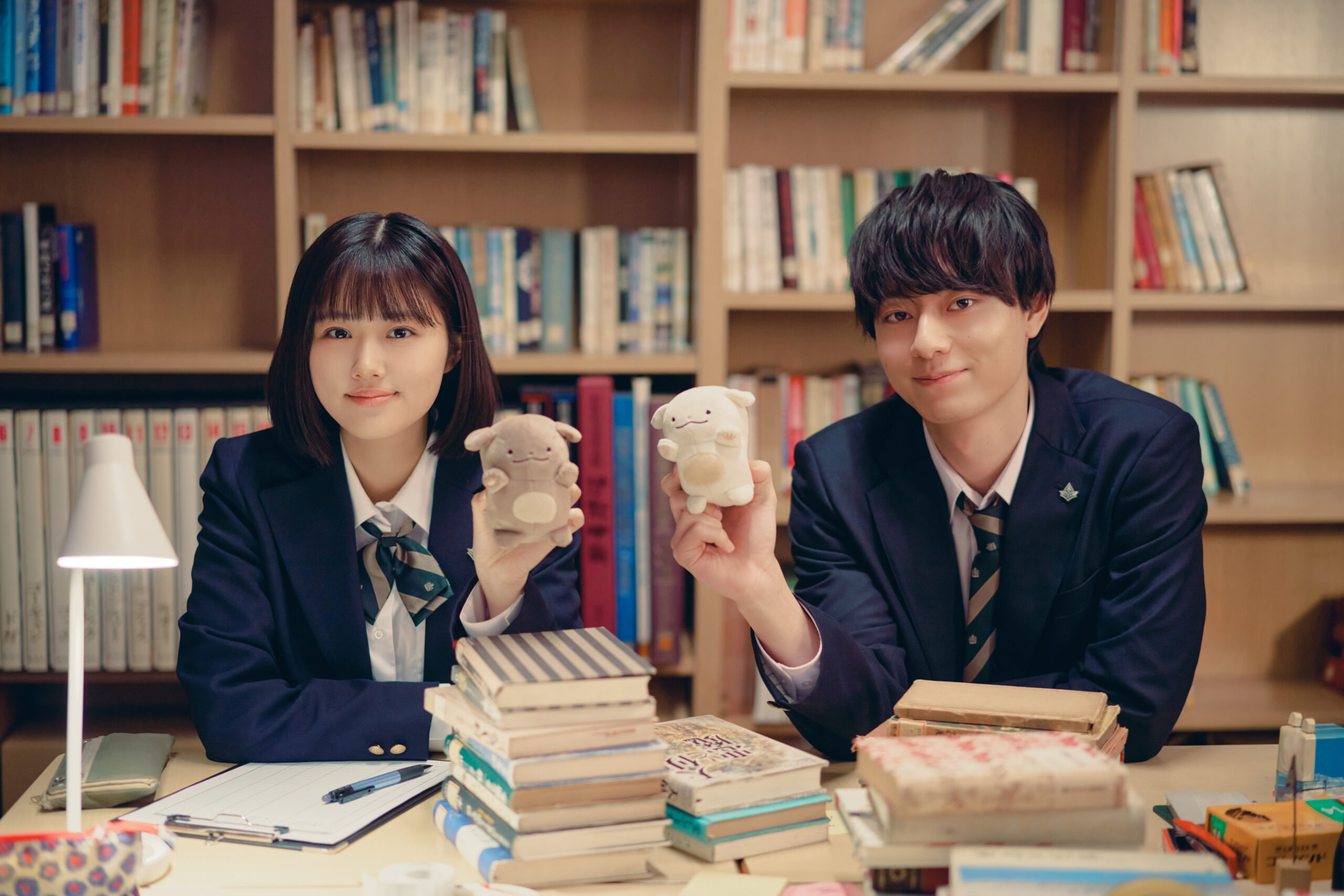 原菜乃華×作間龍斗『ないものねだりの君に光の花束を』2人を繋ぐ“ゆるかわキーパーソン”が初公開｜©2026『ないものねだりの君に光の花束を』製作委員会