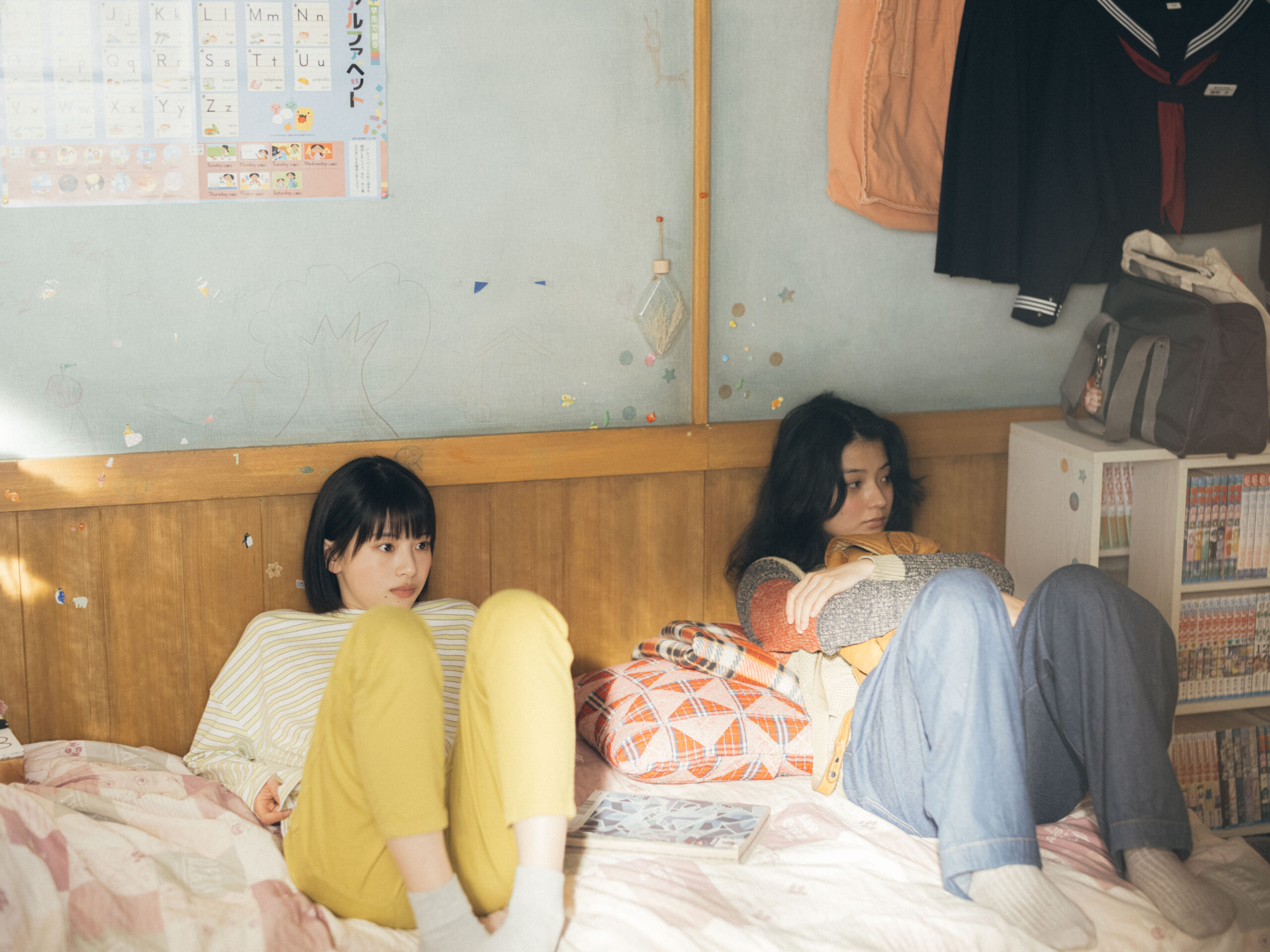 フィルム撮影で捉えた出口夏希と蒔田彩珠の真剣な眼差し、実写『ルックバック』メイキング写真解禁｜©︎藤本タツキ/集英社　©2026 K2 Pictures・集英社