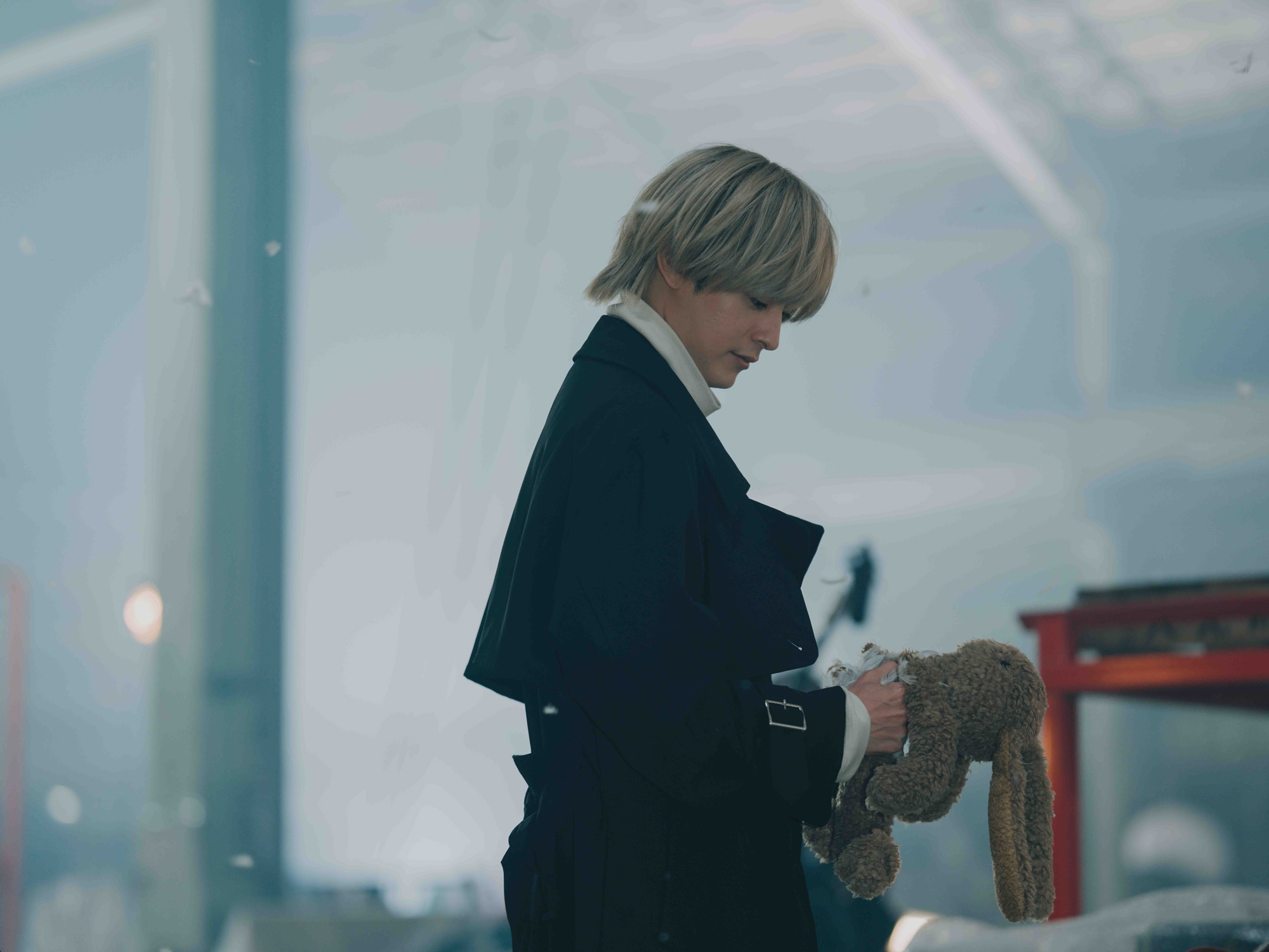 のん×藤ヶ谷太輔『幸せカナコの殺し屋生活２』に塩野瑛久が続投、謎の男“細美”を再び演じる｜©DMM TV ©若林稔弥/星海社