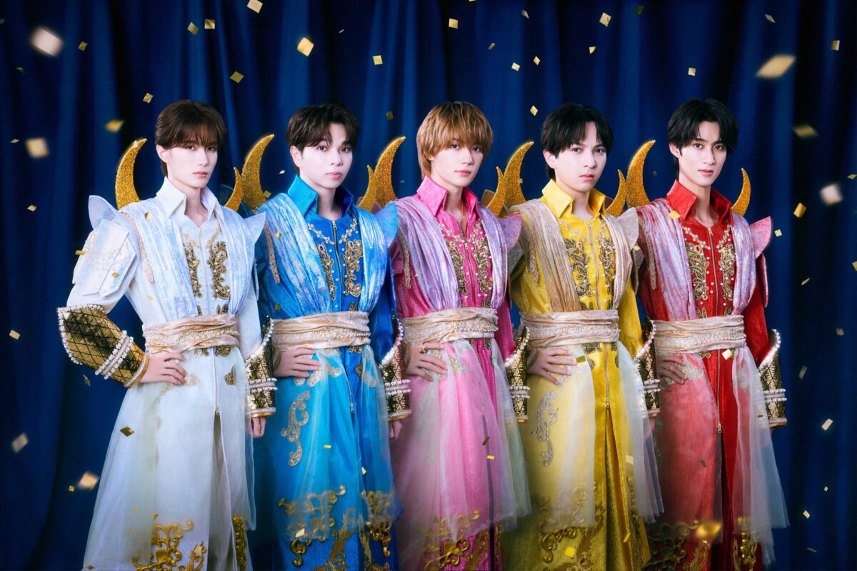 M!LKが“ユニバース”を背負う新アー写公開、1stミニアルバムリード曲は