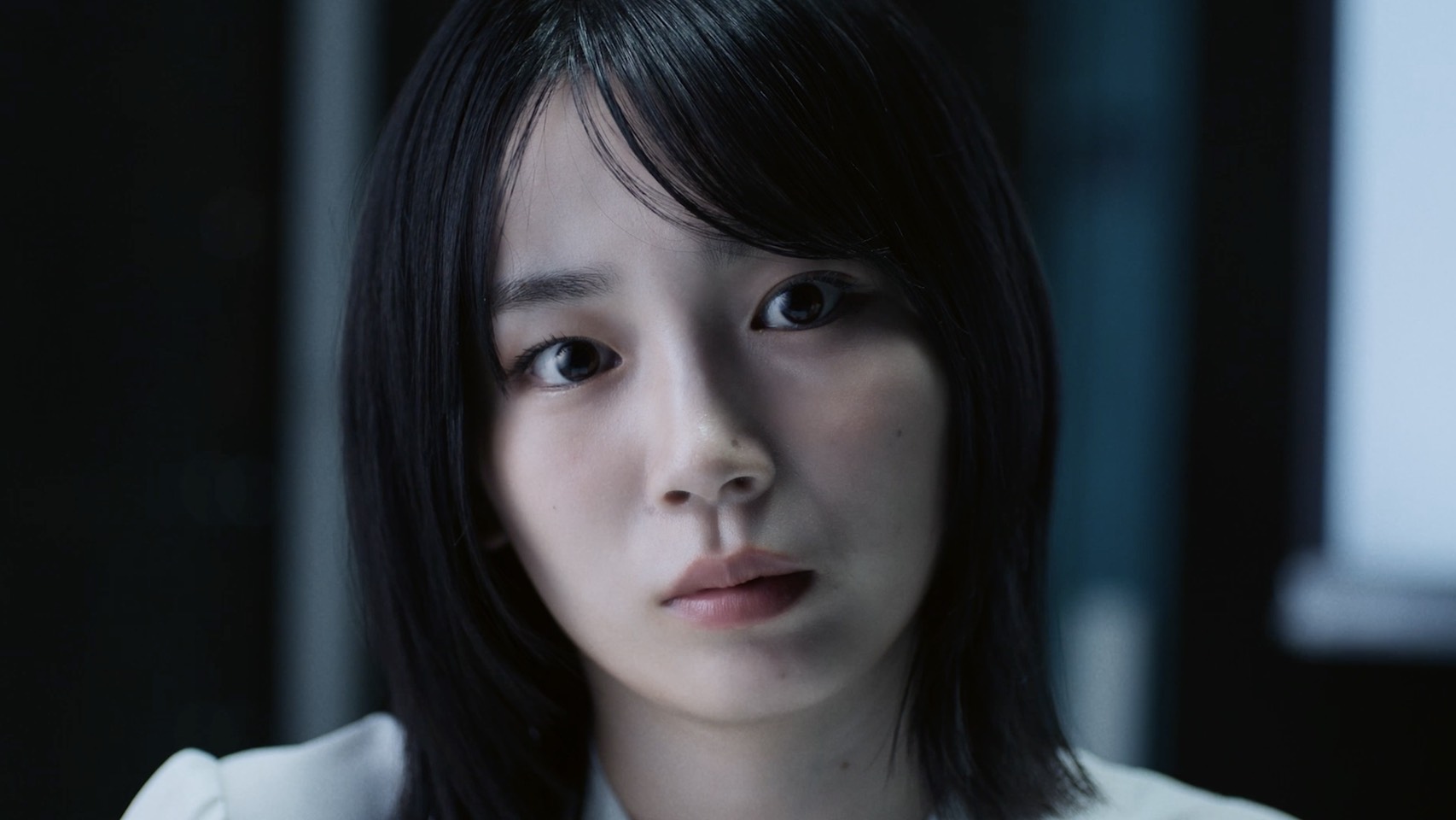 クリープハイプ「23、24」MV公開、宮﨑優が架空の報道番組スタジオで“二つの自分”を演じる｜