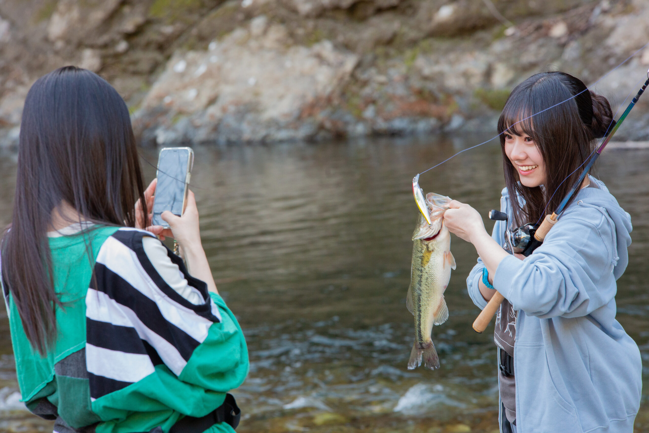 えびちゅう仲村悠菜が釣りへの情熱を呼び覚ます『つりこまち』予告解禁、新場面写真7点も｜©山崎夏軌／SQUARE ENIX・「つりこまち」製作委員会