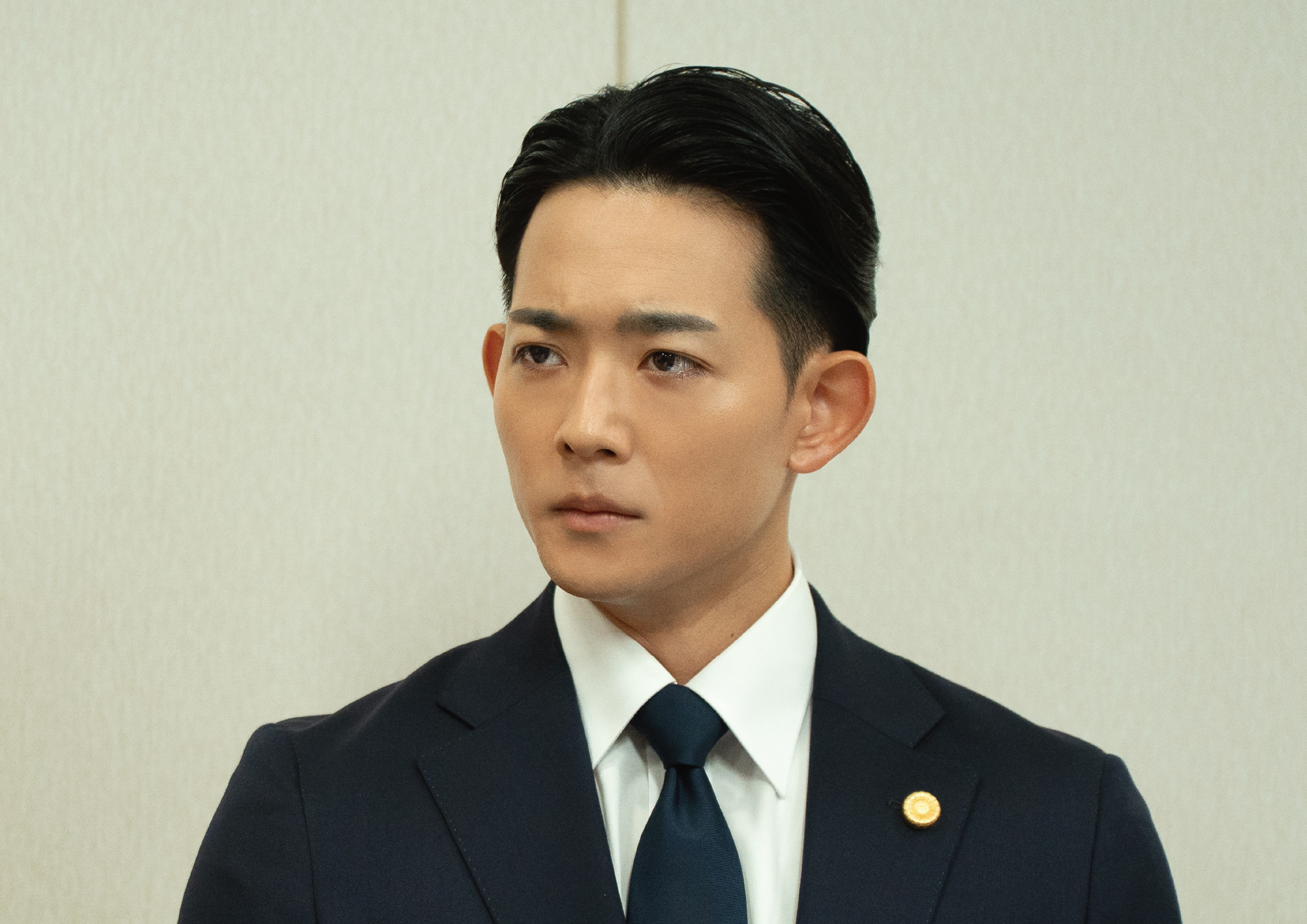 内野聖陽主演映画『負けへんで』正義に目覚める裁判官役・竜星涼のクールな場面写真解禁｜©2026「負けへんで」製作委員会