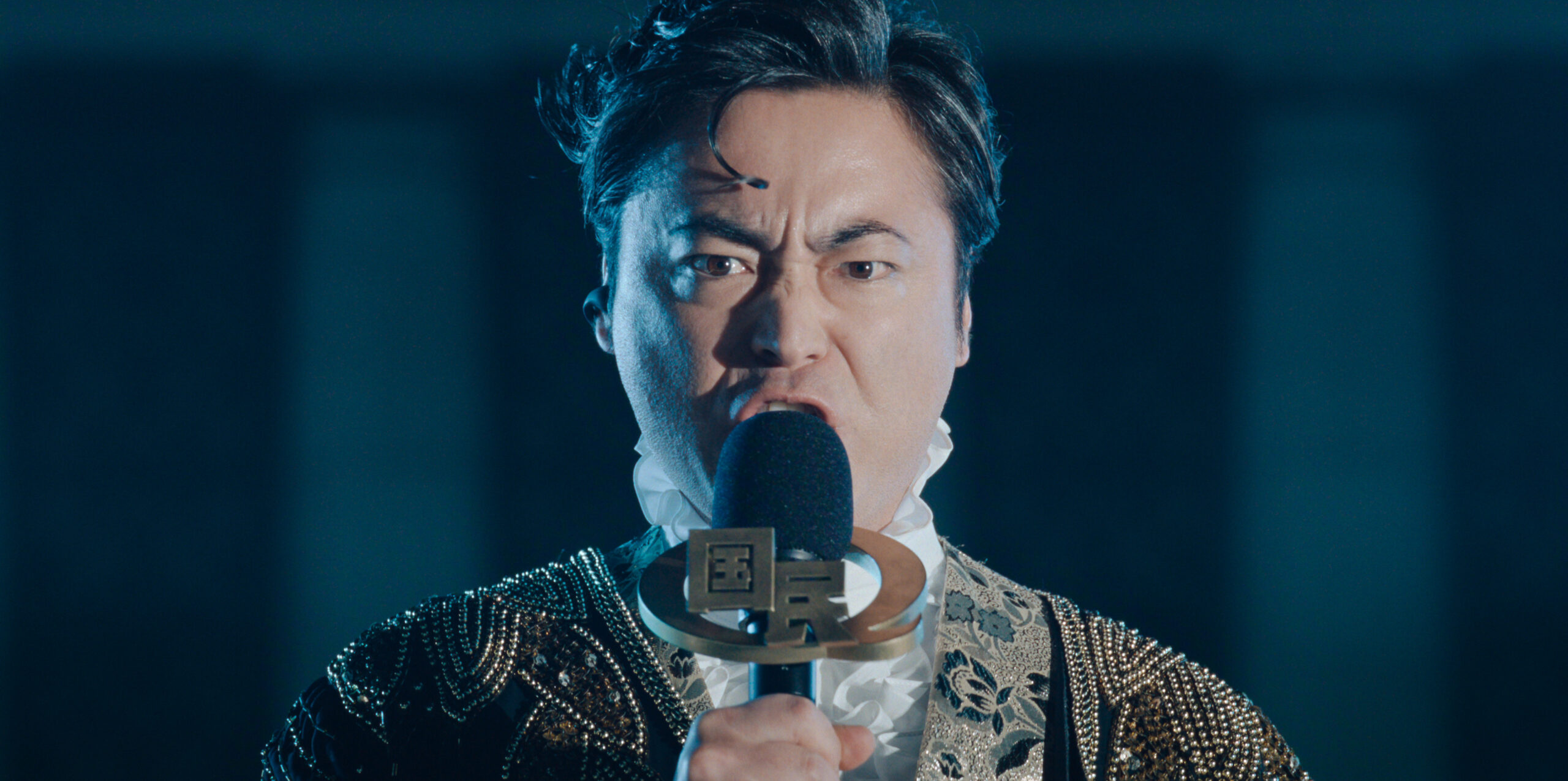 山田孝之が『国民クイズ』で七変化、吉田照幸監督もカリスマ性を賞賛する“K井K一”の場面写真解禁｜